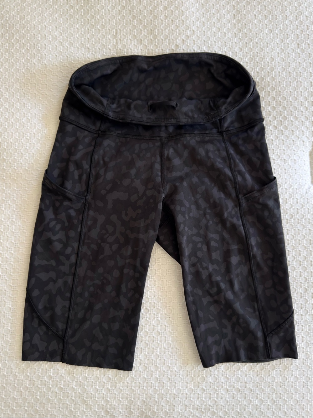 Lululemon Fast and Free Short 10” Leopard-Print High-Rise Bike Shorts Size 4 - Picture 6 of 8